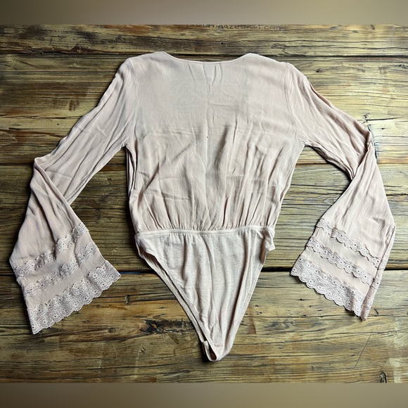 V Low Cut Bell Sleeve Bodysuit - Picture 5 of 5